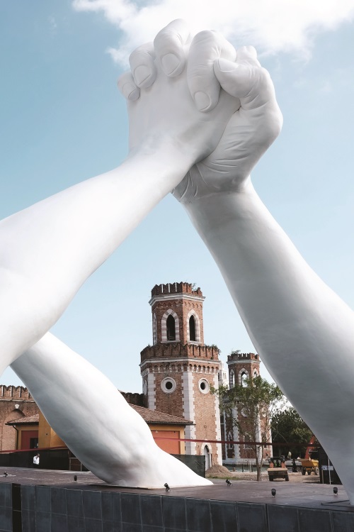 Lorenzo Quinn brings monumental Building Bridges sculpture to Venice Biennale with a message of world unity and peace