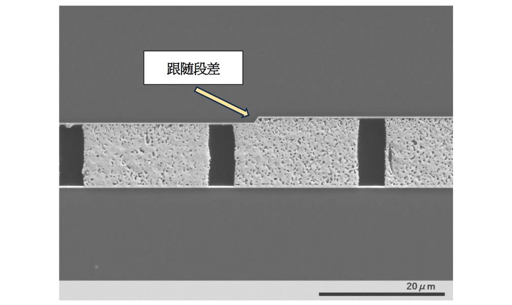 圖2. 吸收接合時出現段差的AuRoFUSE™預製件SEM圖像