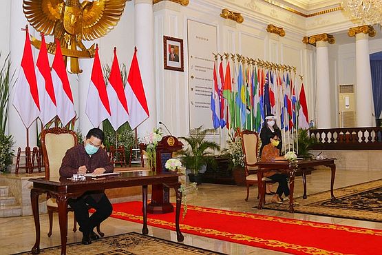 JAKARTA - The Minister of BUMN (SOEs) Erik Thohir[L] and Minister of Foreign Affairs Minister Retno Marsudi[R] signing a Memorandum of Understanding in Economic Diplomacy for the 'BUMN Go Global' program. (July 17)