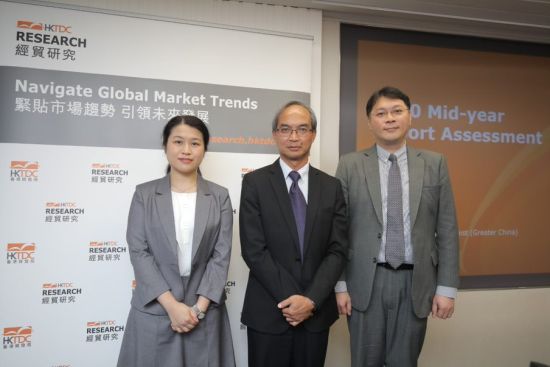 At a press conference today, HKTDC Director of Research Nicholas Kwan (centre), HKTDC Assistant Principal Economist (Greater China) Alice Tsang (left) and HKTDC Assistant Principal Economist (Global Research) Louis Chan (right) forecast Hong Kong's 2020 exports forecast to decline 10%.