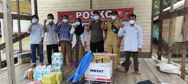 Rimba Raya Distributes Covid-19 Aid Packages in 14 Villages around Seruyan River