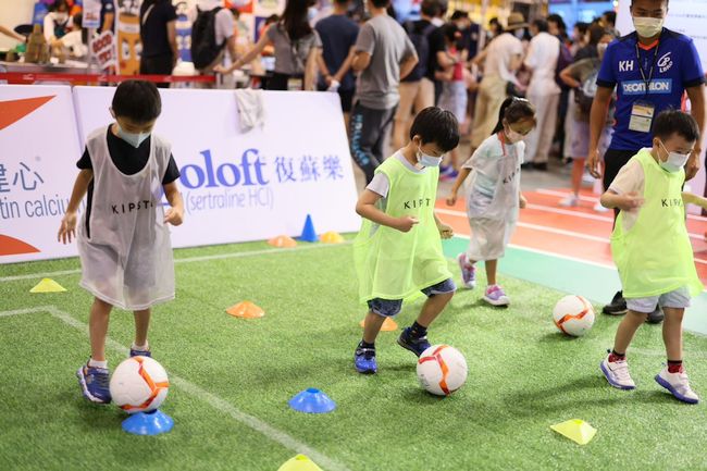 More than 830,000 visitors attend 31st HKTDC Hong Kong Book Fair