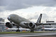 Bombardier CS100航空機、カナダ運輸省とEASAからスティープアプローチ認証を取得