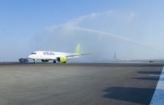 2017年ドバイ航空ショーのairBalticのリバリーでCS300を披露